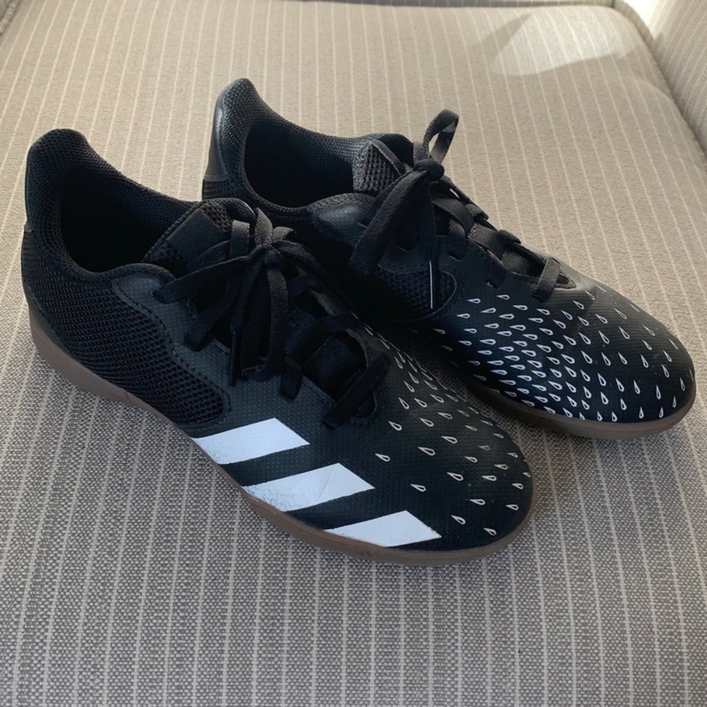 Kids indoor soccer shoes